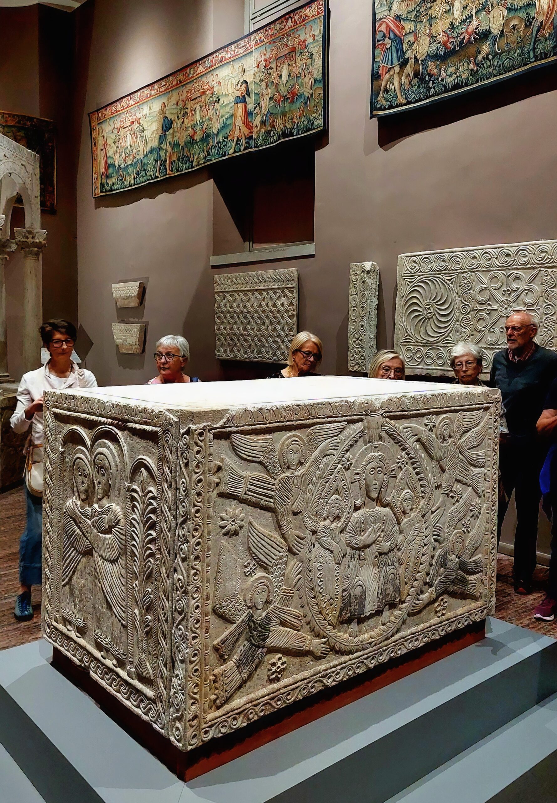 Cividale-sarcofago-longobardo-allinterno-del-museo-cristiano-scaled