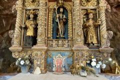 Cividale-altare-barocco-della-chiesa-medievale-in-grotta-scaled