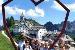 Monte-Lussari-e-Laghi-di-Fusine-Foto-di-gruppo-al-Sacro-Monte-di-Lussari