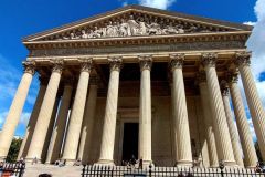 Parigi-e-Castelli-della-Loira-chiesa-della-madeleine-in-stile-neoclassico-con-unarchitettura-greco-romana