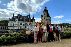 Parigi-e-Castelli-della-Loira-foto-di-gruppo-al-castello-di-Chenonceau