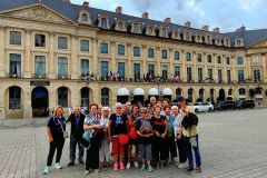 Parigi-e-Castelli-della-Loira-foto-di-gruppo-davanti-allhotel-de-bourvallais-sede-ufficiale-del-ministero-della-giustizia-francese
