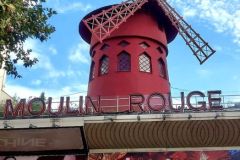Parigi-e-Castelli-della-Loira-moulin-rouge-il-cabaret-piu-famoso-al-mondo-e-icona-simbolo-della-vita-notturna-parigina