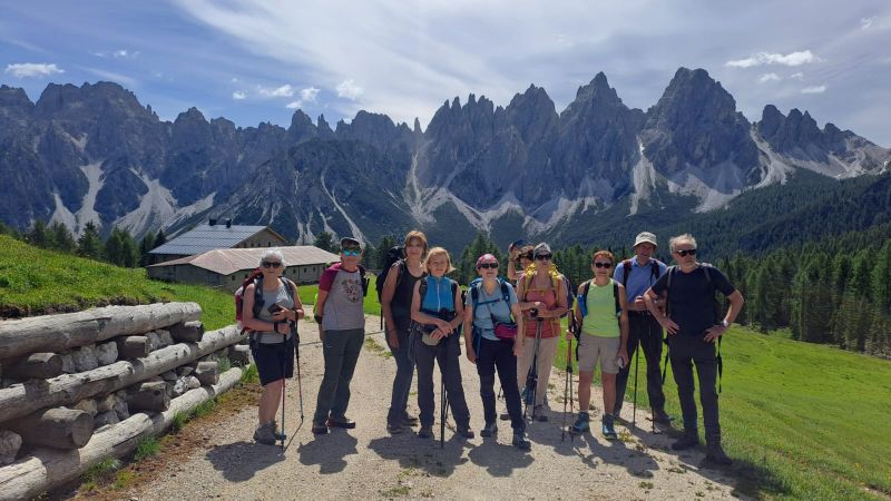 Rifugio-Tita-Barba-Foto-di-Gruppo-sotto-gli-Spalti-di-Toro