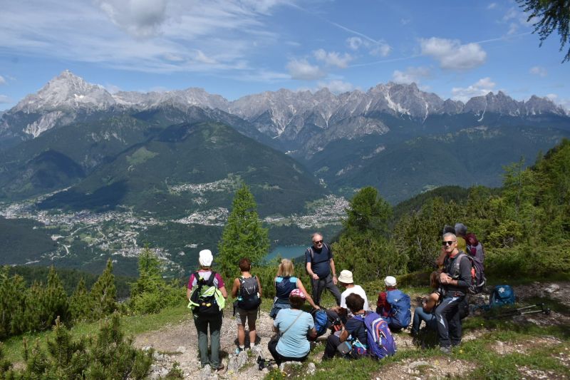 Rifugio-Tita-Barba-Foto-di-Gruppo-sul-belvedere