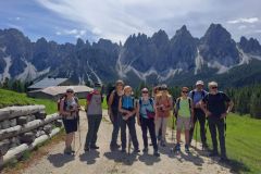 Rifugio-Tita-Barba-Foto-di-Gruppo-sotto-gli-Spalti-di-Toro