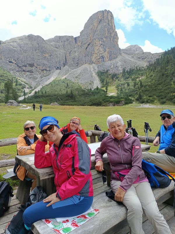 Falzarego-Rifugio-Scotoni-Foto-di-Gruppo-al-Rifugio