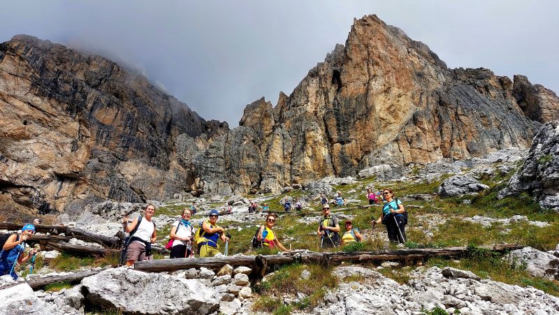 Falzarego-Rifugio-Scotoni-Foto-di-Gruppo-sotto-il-Lagazuoi