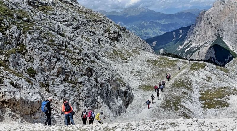 Falzarego-Rifugio-Scotoni-discesa-lungo-il-ghiaione-dell-Armentarola