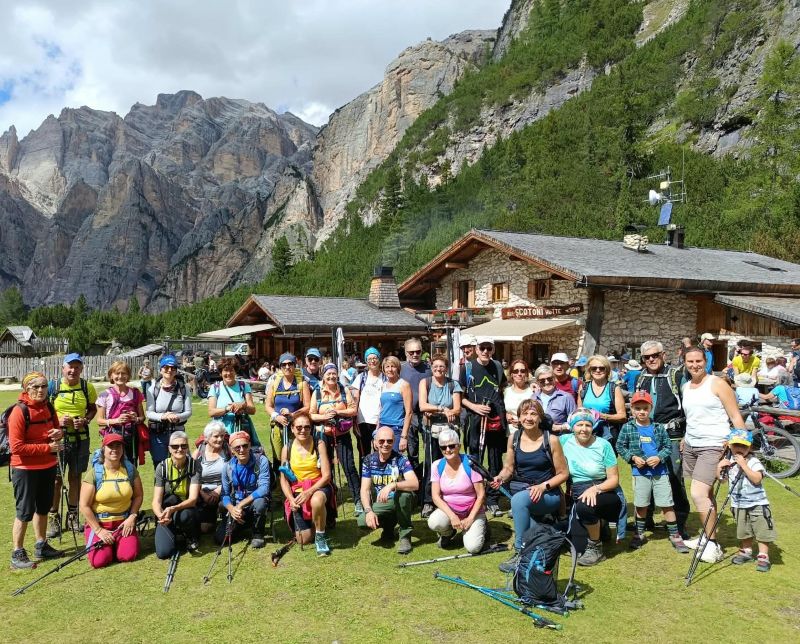 Falzarego-Rifugio-Scotoni-foto-di-gruppo-al-rifugio-2