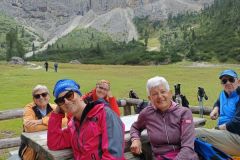 Falzarego-Rifugio-Scotoni-Foto-di-Gruppo-al-Rifugio