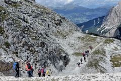 Falzarego-Rifugio-Scotoni-discesa-lungo-il-ghiaione-dell-Armentarola