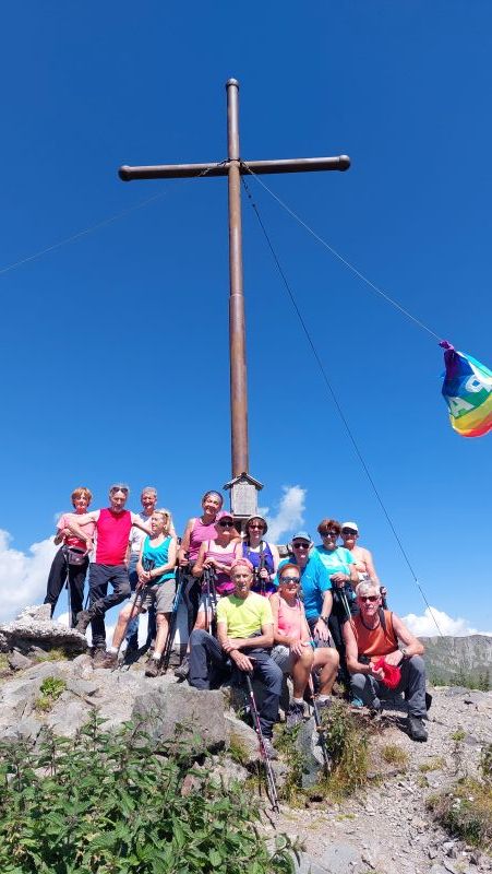 Foto-di-gruppo-in-cima-Al-Col-Quaterna