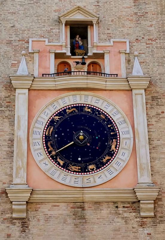 Marche-2025-Torre-civica-con-orologio-astronomico-del-500