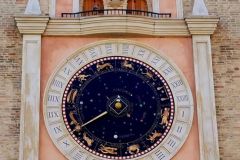 Marche-2025-Torre-civica-con-orologio-astronomico-del-500