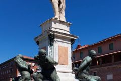 Isola-dElba-5-giorno-monumento-simbolo-di-livorno