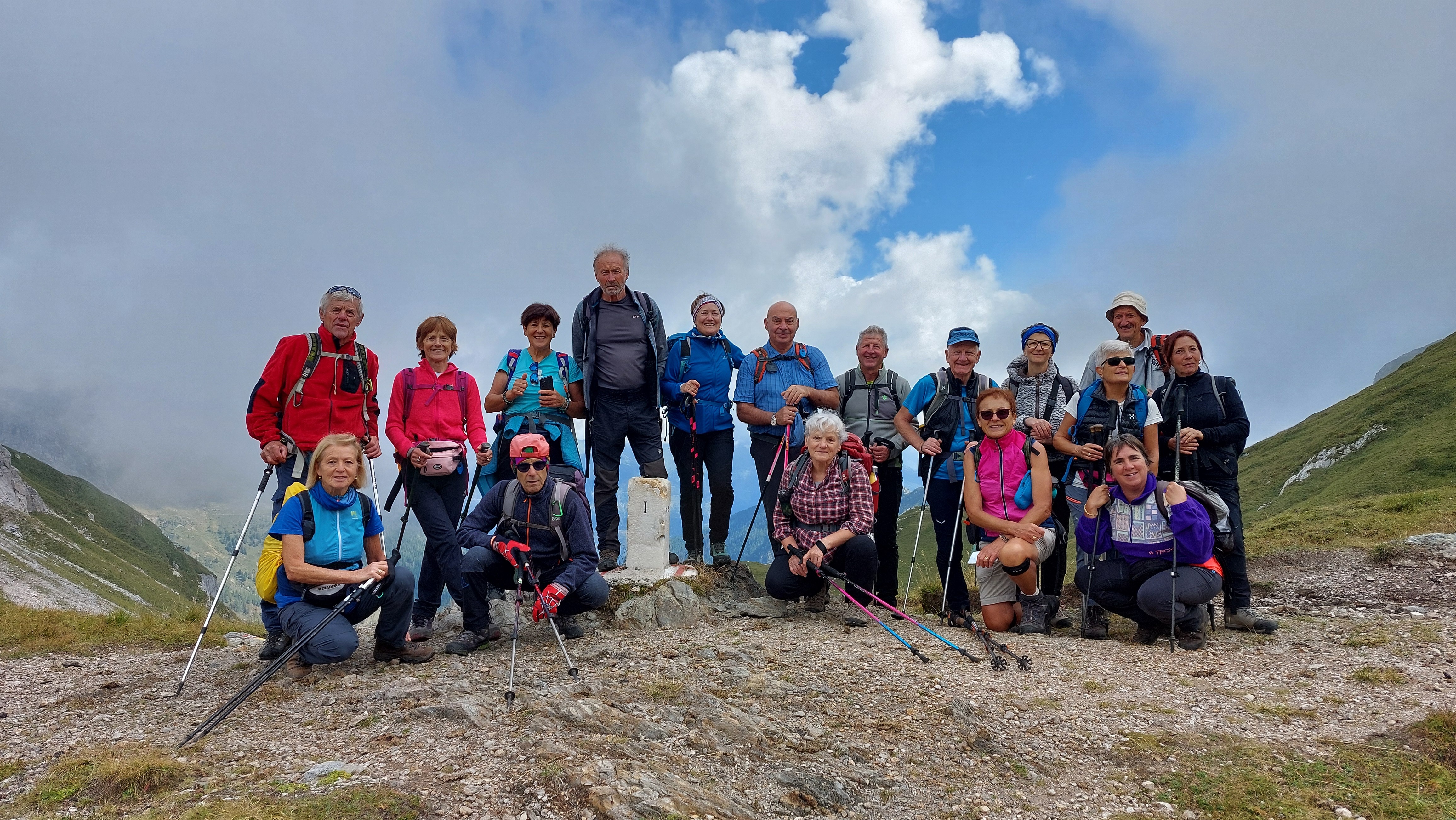 Rifugio-Calvi-2025-foto-di-gruppo-sul-Passo-dellOregone