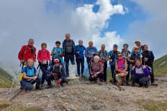 Rifugio-Calvi-2025-foto-di-gruppo-sul-Passo-dellOregone