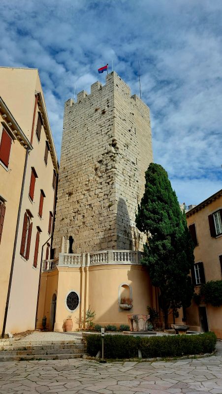 Duino-2025-Cortile-interno-con-la-Torre